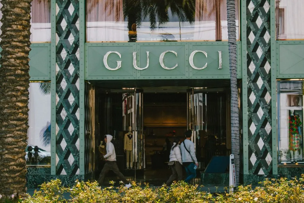 Façade d'une boutique Gucci ensoleillée, la maison phare de Kering