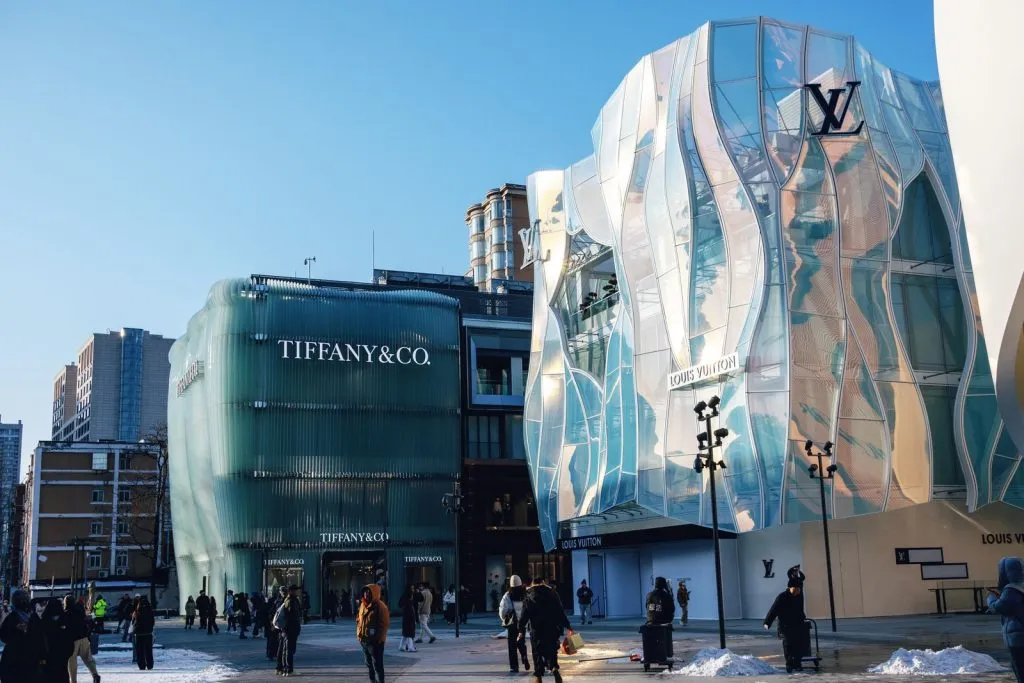 Enseignes de luxe en centre-ville, le secteur du luxe attend le rebond de la consommation