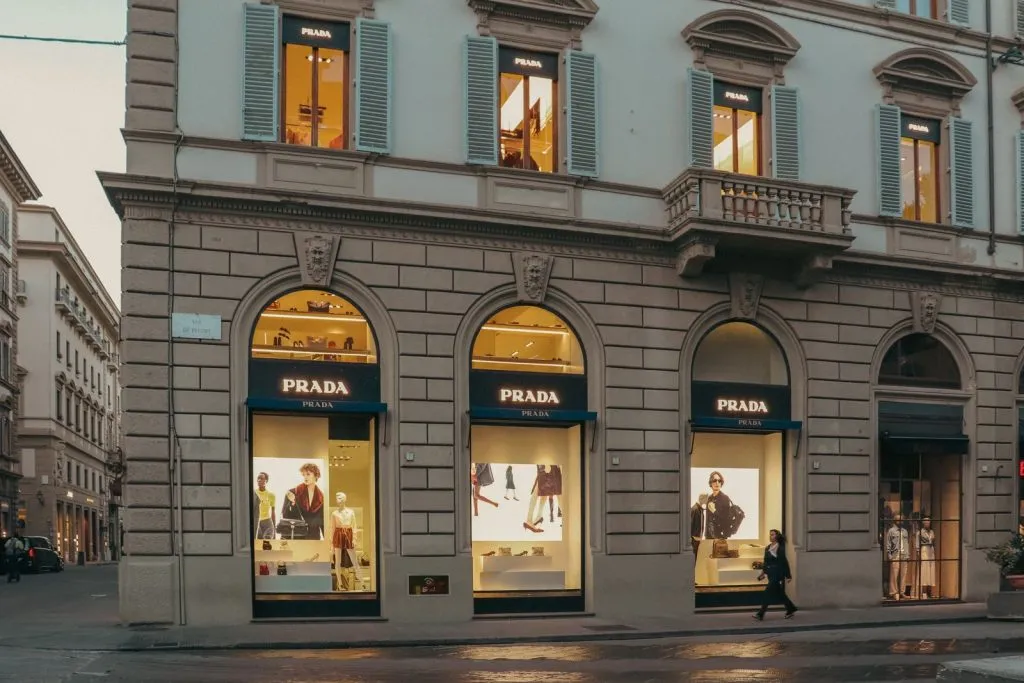 Boutique Prada à Florence le soir