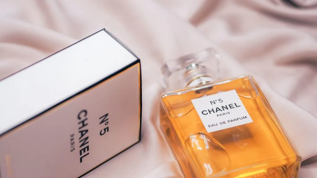 Flacon de parfum Chanel N°5, la beauté, cédée par Kering dans le cadre de l'alliance avec L'Oréal