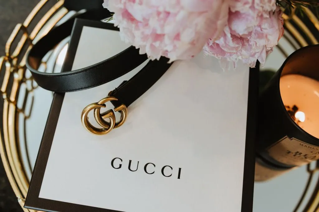 Accessoire Gucci en gros plan, la relance de la marque, clé du redressement de Kering