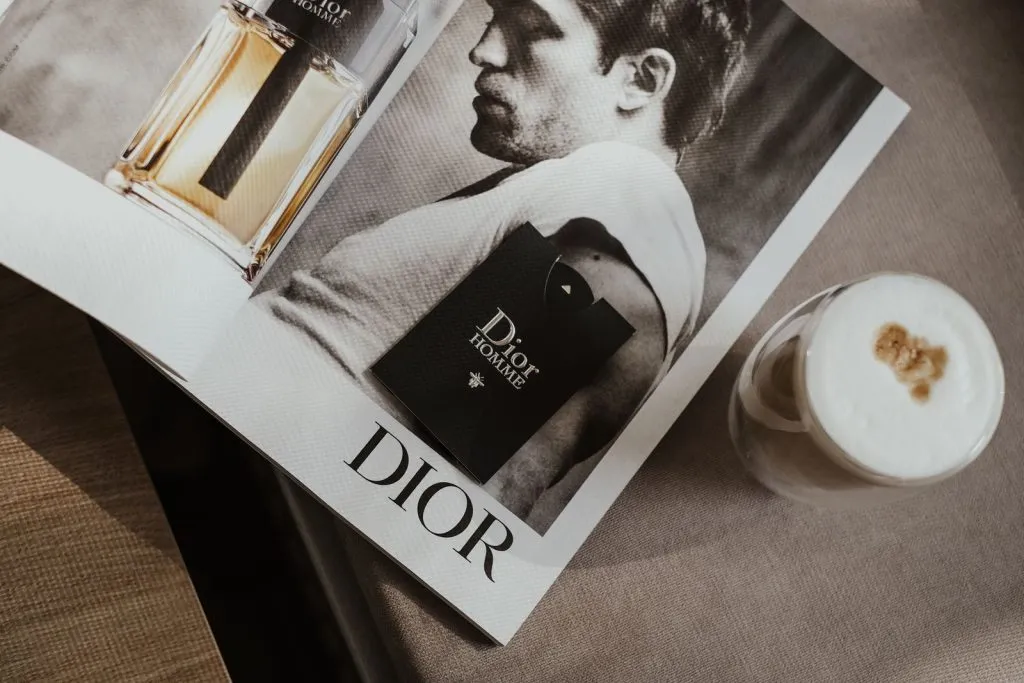 Magazine de mode et café, l’univers du luxe, cœur de l’activité de Kering