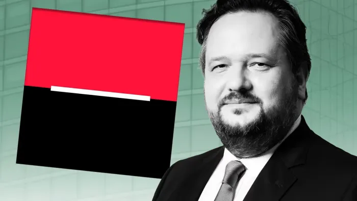 Portrait en noir et blanc de Slawomir Krupa à côté du logo rouge et noir de Société Générale