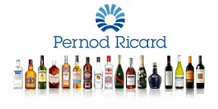Logo de Pernod Ricard au-dessus d’une rangée de bouteilles de ses marques