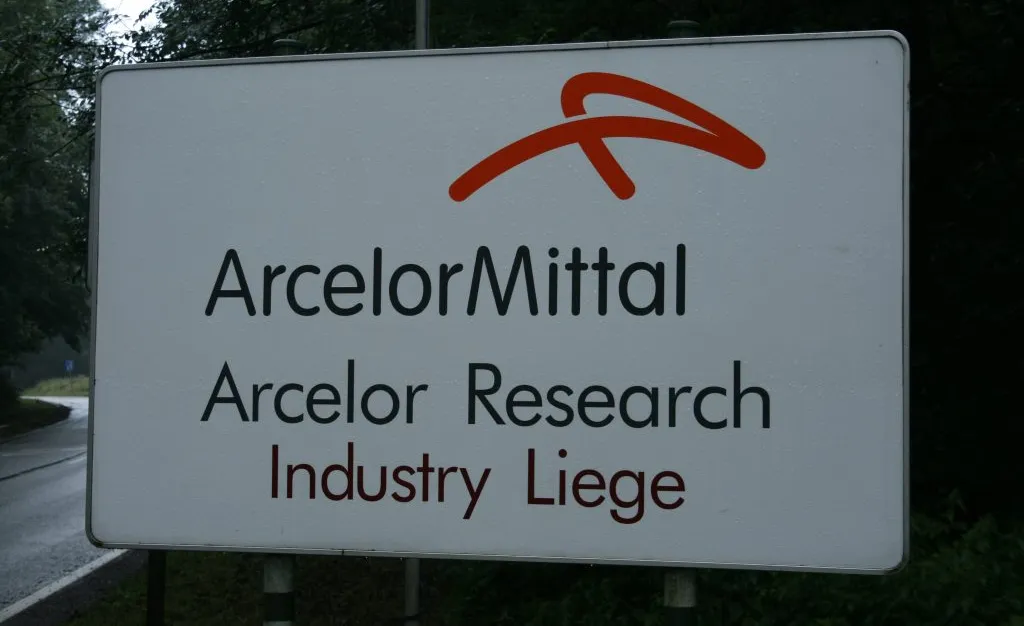 Panneau ArcelorMittal du site Arcelor Research Industry à Liège, au bord d'une route