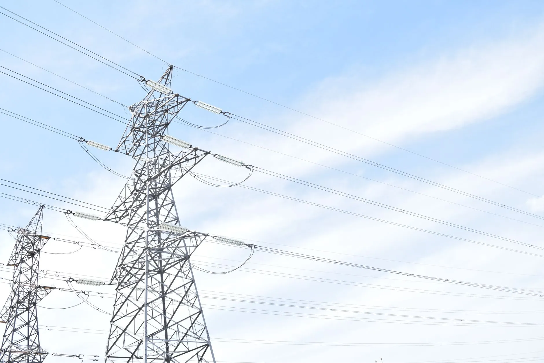Pylônes électriques ligne haute tension ciel bleu