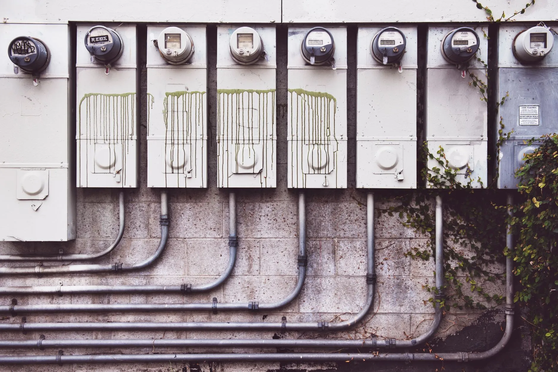 Compteurs électriques extérieurs mur brique